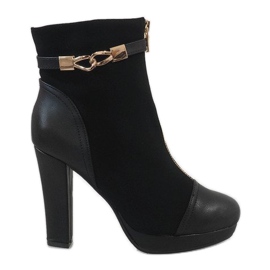 Botas negras en un poste ZH658 negro