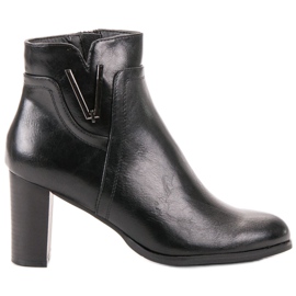 Vinceza Botines negros en un poste