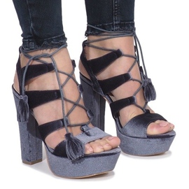 Sandalias grises en un poste de terciopelo One Love