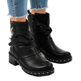 Botas negras sobre una suela maciza A-360 negro