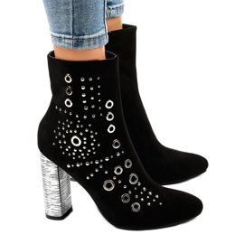 Botines de ante negro en el poste AE28P