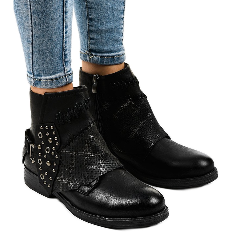 Botas negras aisladas con hebilla HFN-558 negro