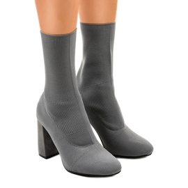 Botas grises en el poste QQ08