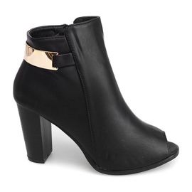 Botas abiertas en un poste F906 Negro
