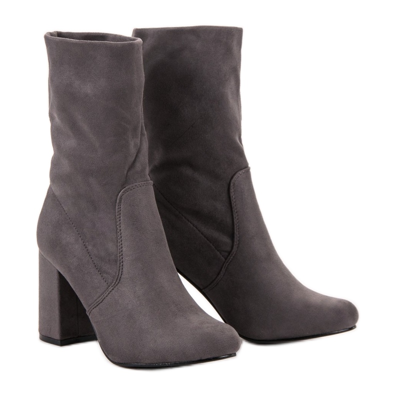 Super Mode Botas sin cordones en un poste gris Super Mode Botas sin cordones en un poste gris