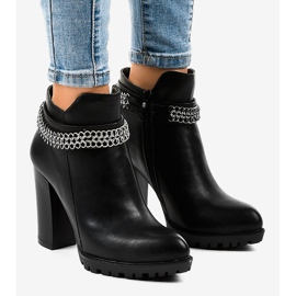 Botas negras en el poste con una cadena 13X992-51A negro