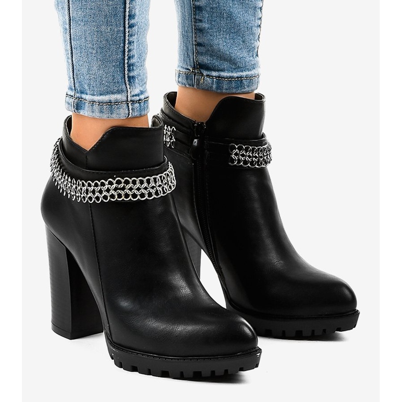 Botas negras en el poste con una cadena 13X992-51A negro