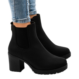 Botas negras aisladas en el poste B2881-KB negro