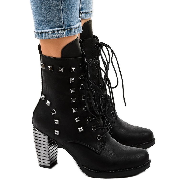 Botines negros con tachuelas F117 Botines negros con tachuelas F117