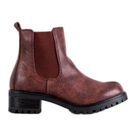 Jennika Botas en la plataforma rojo