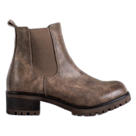 Jennika Botas en la plataforma marrón