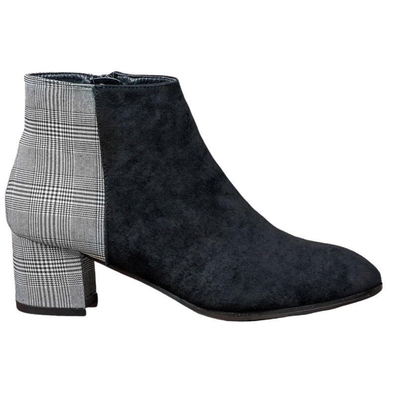 Filippo Botas con estilo en un poste negro gris Filippo Botas con estilo en un poste negro gris