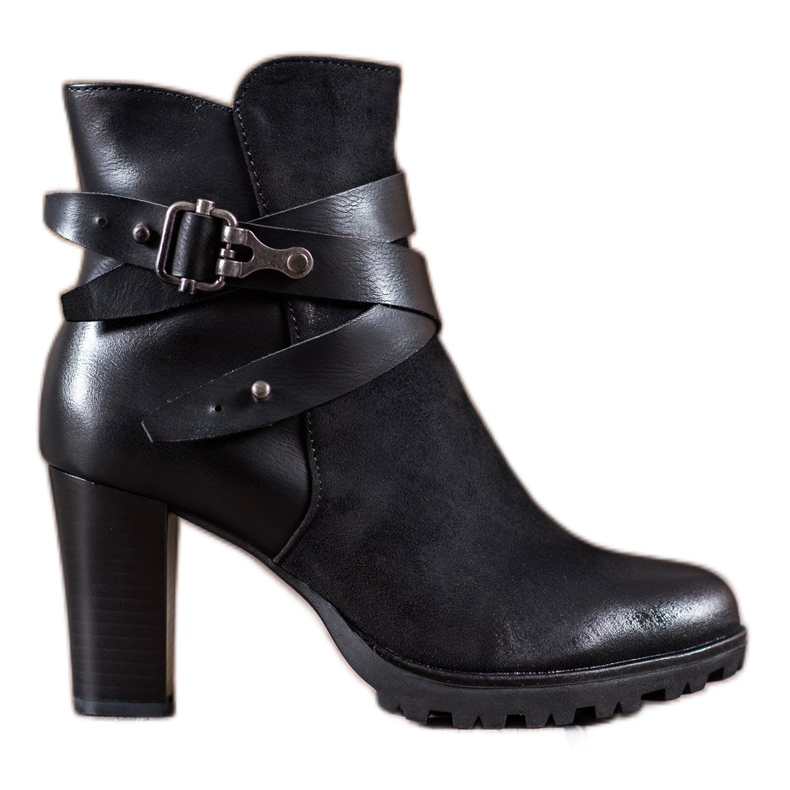 Super Mode Botas clásicas en un poste negro Super Mode Botas clásicas en un poste negro