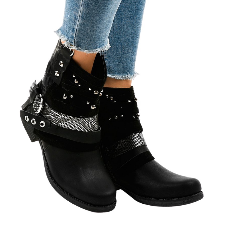 Botas negras aisladas, ricamente decoradas A-351 negro