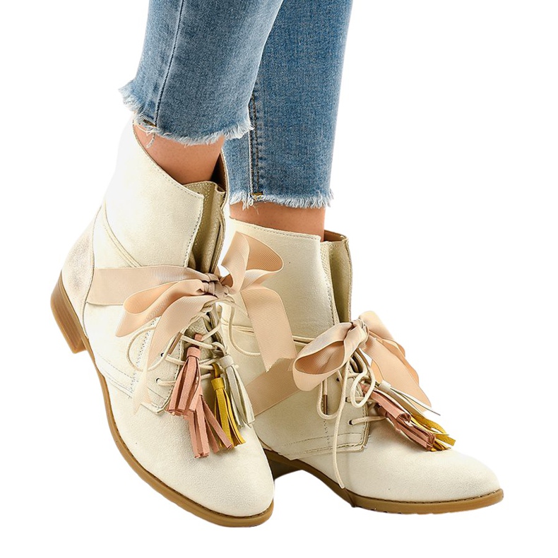Botas planas beige atadas con flecos A-226