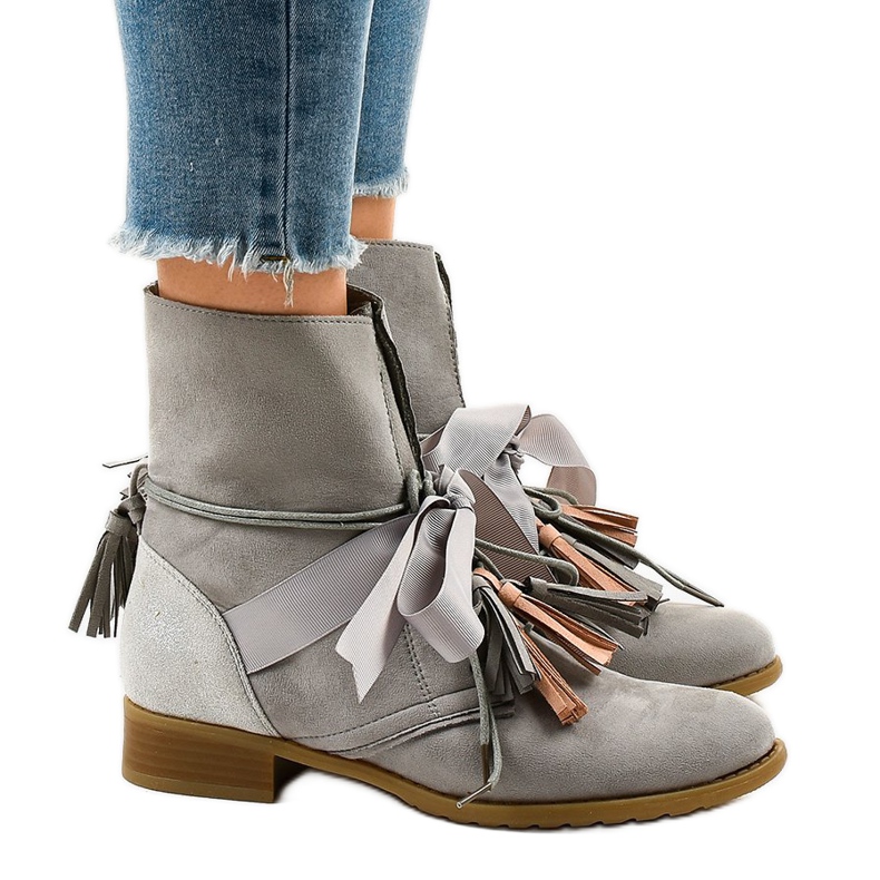 Botas planas grises atadas con flecos A-226
