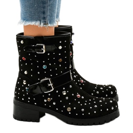 Botas negras aisladas, ricamente decoradas T185 negro Botas negras aisladas, ricamente decoradas T185 negro