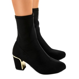 Botines negros altos en el poste MJ1521