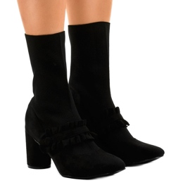 Botines de ante negro en el poste LL-102P