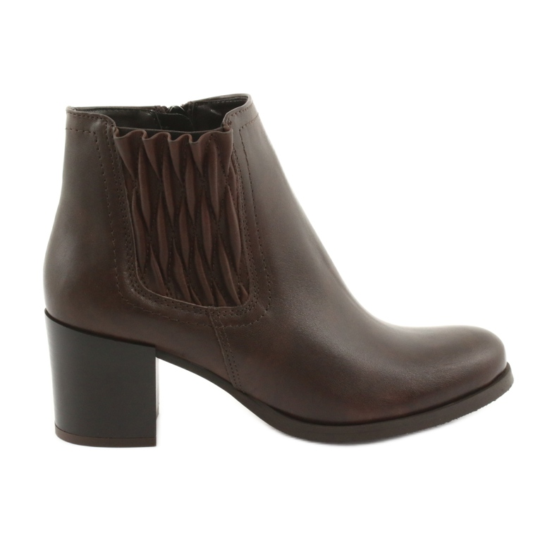 Gamis Botas de cuero marrón aisladas