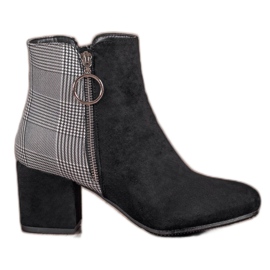 Filippo Botas con patrón negro