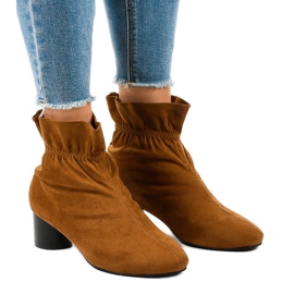 Botas de ante marrón en el poste JM5512M