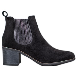 Filippo Botas en un poste negro