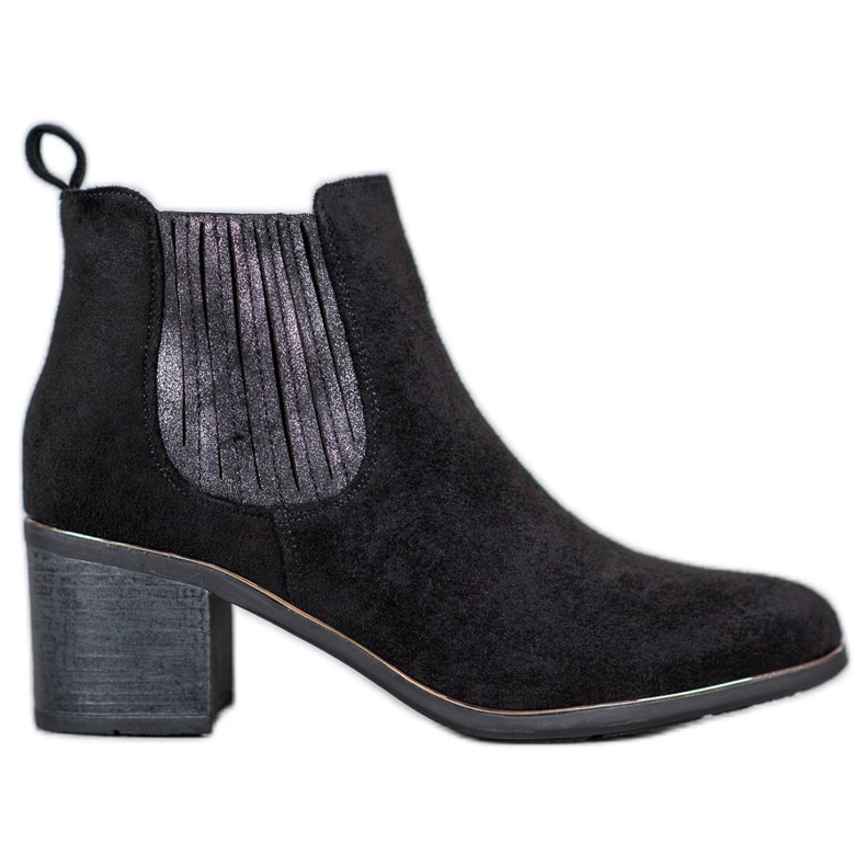 Filippo Botas en un poste negro Filippo Botas en un poste negro