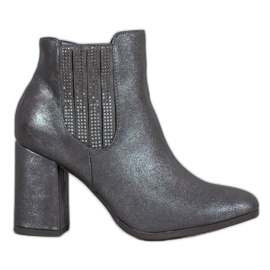 Kylie Botas elegantes en un poste gris