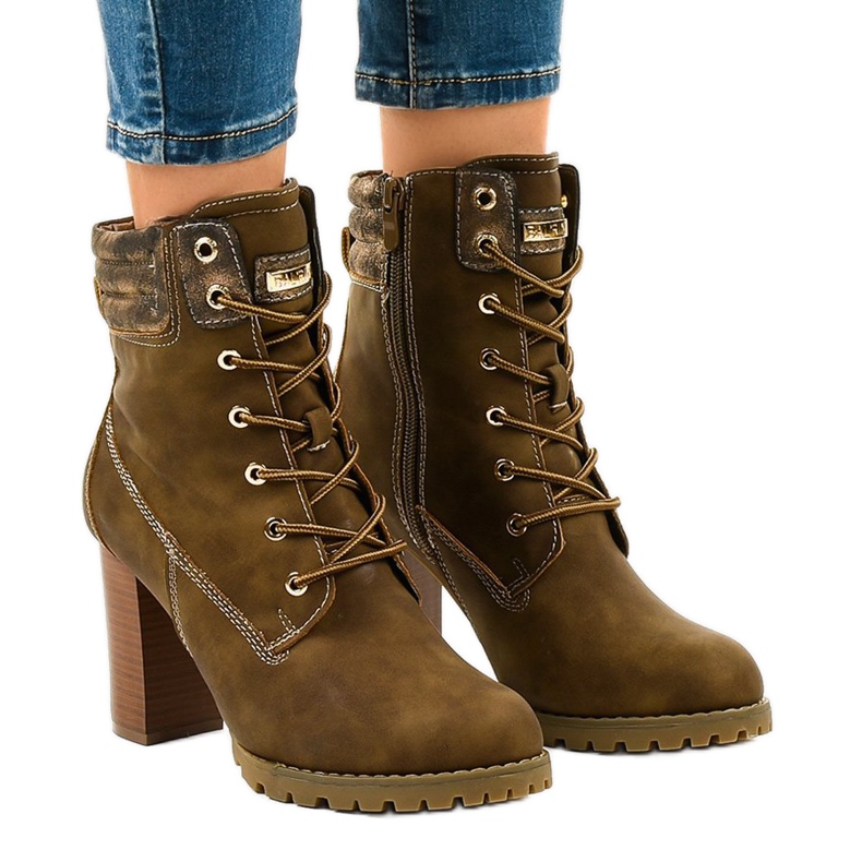 Botas altas verdes en el puesto 878-GA