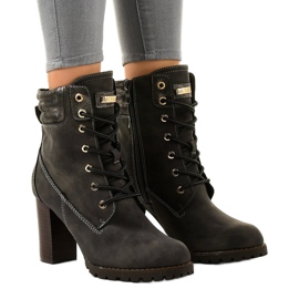 Botas altas grises en el puesto 878-GA