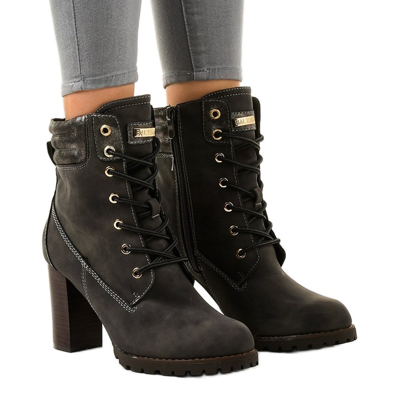 Botas altas grises en el puesto 878-GA
