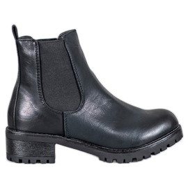 Jennika Botas en la plataforma negro