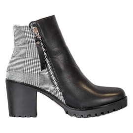 Filippo Botas en un poste negro