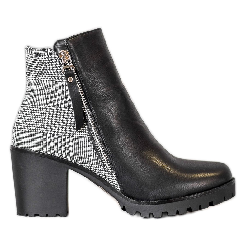 Filippo Botas en un poste negro Filippo Botas en un poste negro