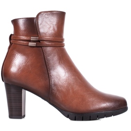 Botas clásicas en un poste marrón