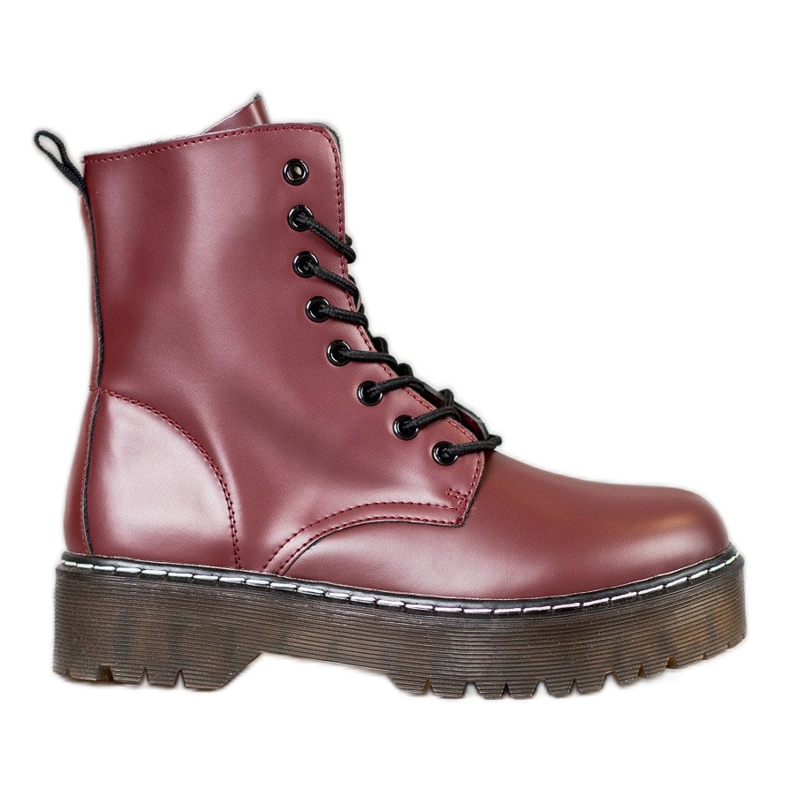 Kylie Botas en la plataforma rojo