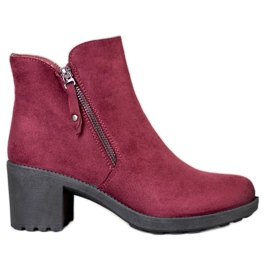 Diamantique Botas casuales en un poste rojo