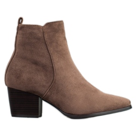 Filippo Botas con estilo en Spitz marrón