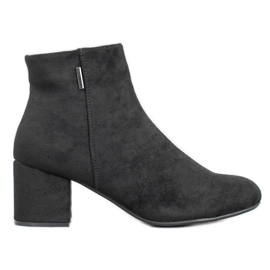J. Star Botas en un poste negro