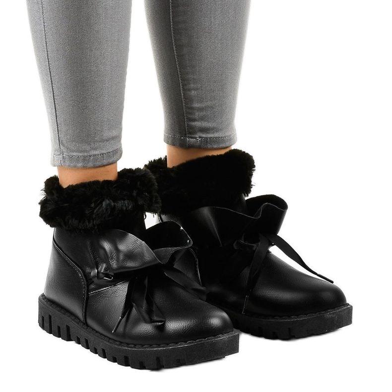 Zapatillas negras aisladas con cremallera 428-6 negro
