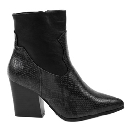 Botines negros en el poste de serpiente YK-117