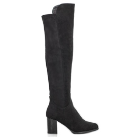 Filippo Botas de gamuza en un pilar negro