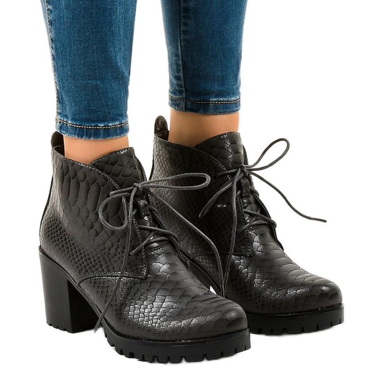 Botines grises con cordones en el poste TL-24 Botines grises con cordones en el poste TL-24