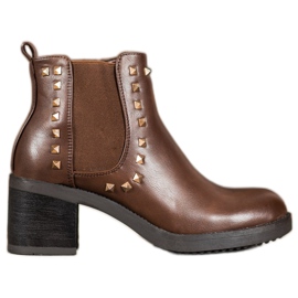 Top Shoes Botas con tachuelas marrón