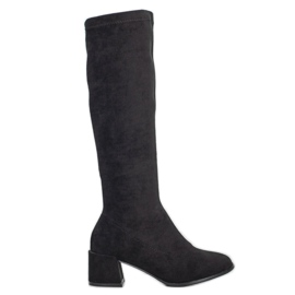 Filippo Botas de gamuza en un pilar negro