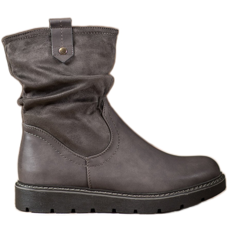 Ideal Shoes Trabajadores en la plataforma gris