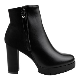 Botas negras en el poste aislado BK-18 negro