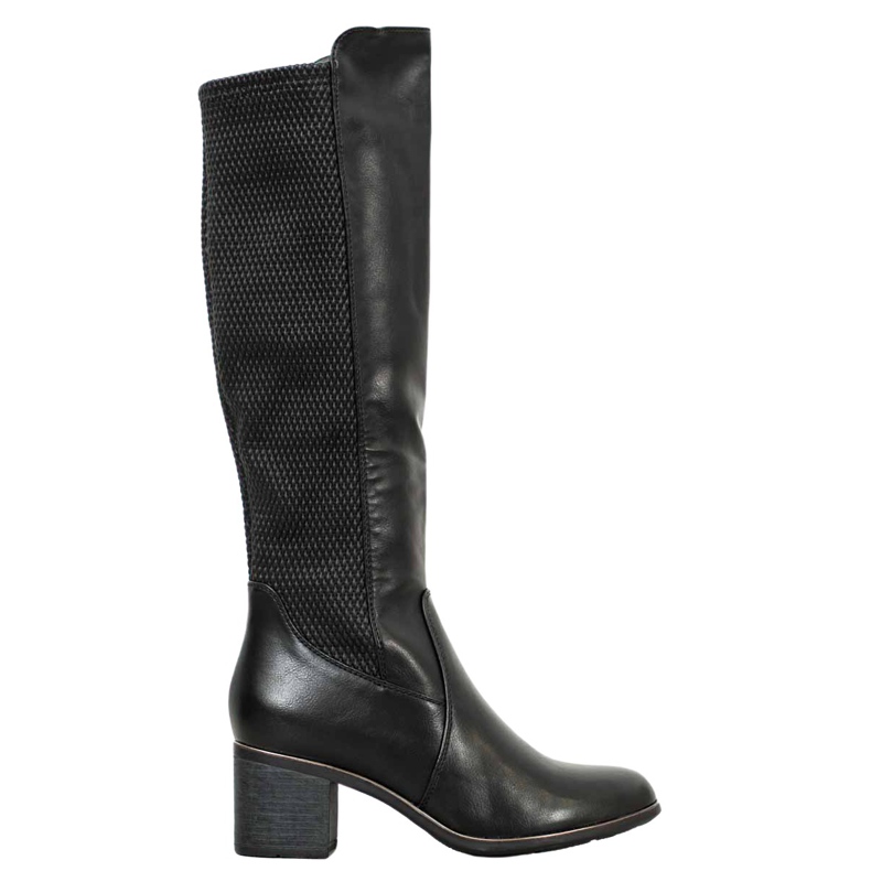 Filippo Botas en un pilar negro Filippo Botas en un pilar negro