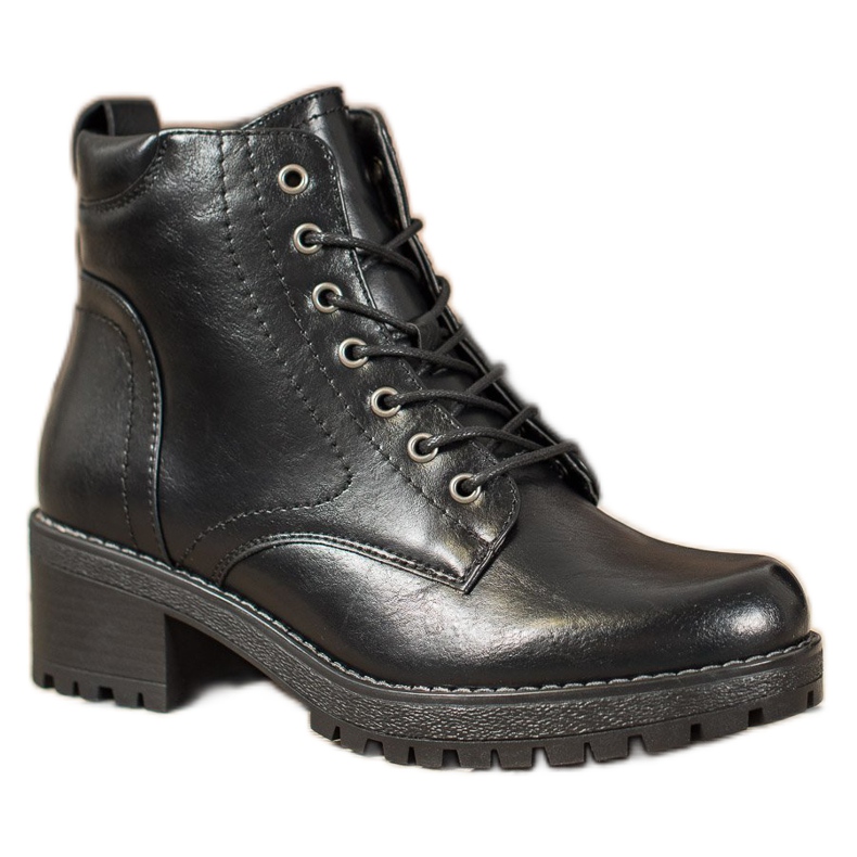 Filippo Tramperos en la plataforma negro Filippo Tramperos en la plataforma negro